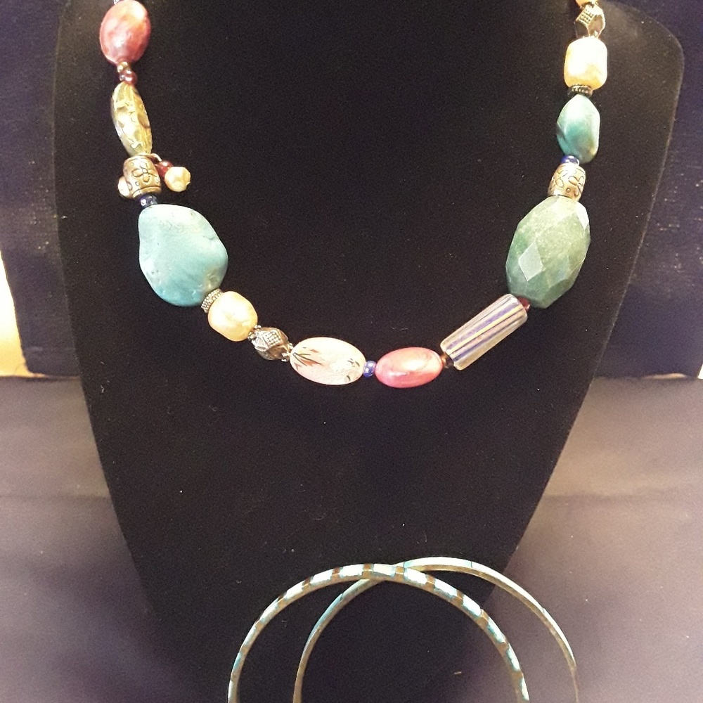 Necklace different color stones with two braclets